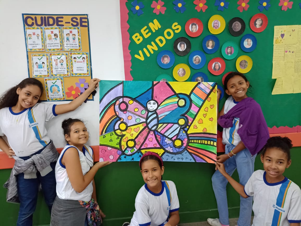 Crianças com painel da borboleta colorida